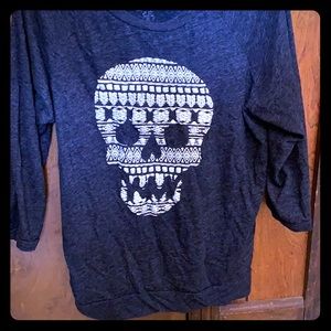 Junior’s size XXL gray skull 3/4 sleeve shirt